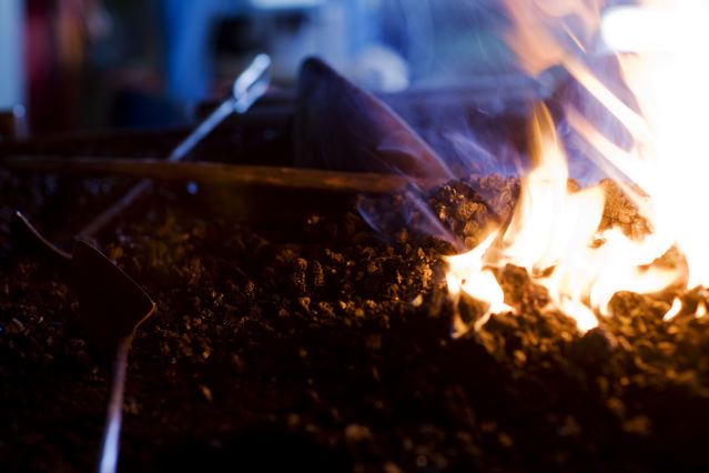 präzises Feuer erhitzt den Stahl exakt zur Bearbeitung des Kunstschmiedes Niedersachsen