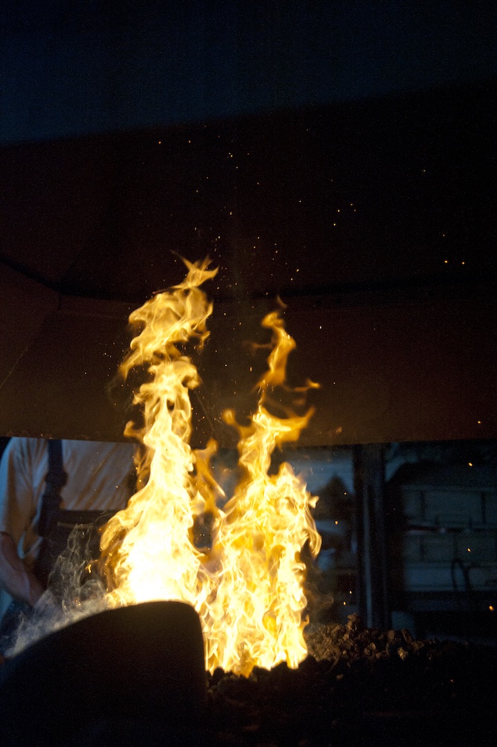 Feuer des Kunstschmied ist zentrales Element der Kunstschmiede Niedersachsen