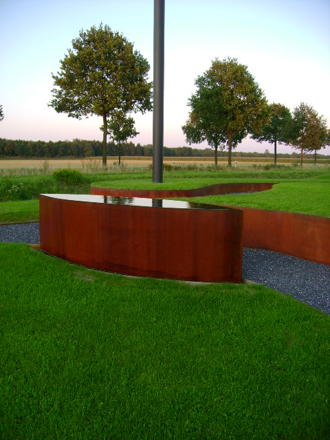 aussergewöhnliche Gartenkunst aus Cortenstahl, ein Wasserbecken als Brunnenanlage aus Metall von der Kunstschmiede Nidersachsen im landkreis Osnabrück
Wasserbecken Corten Wasserspiel Parkanlage Gartenkunst