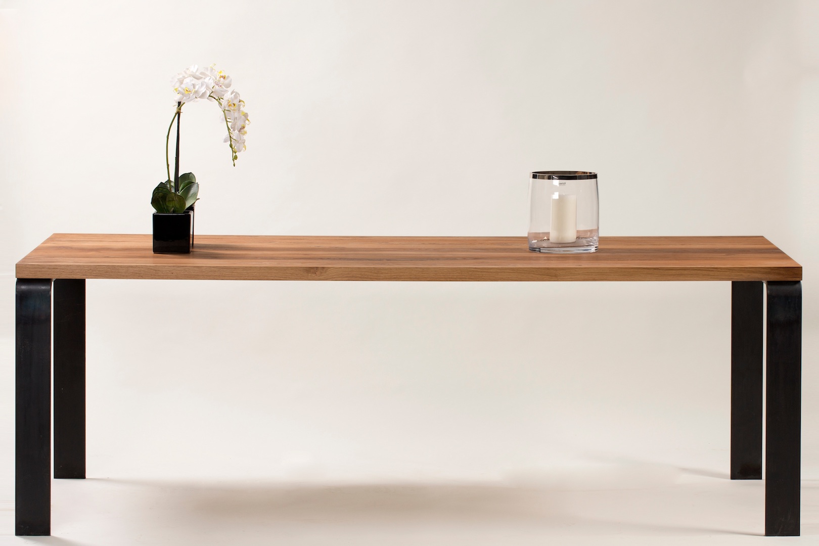 Designertisch groß als Esstisch mit 2,4m Länge in Echtholzfurnier mit geschmiedeten Design-Tischfüßen