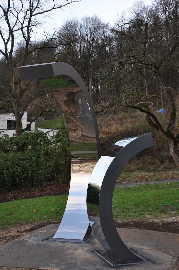 Skulptur des Kunstschmied Niedersachsen im Park, Edelstahl glänzend in perfekter Schmiedekunst
