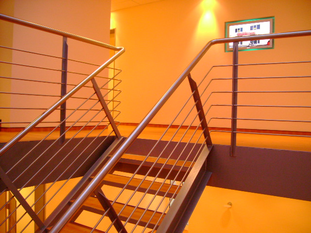 Edelstahlgeländer elegante Treppe Kunstschmiede NRW