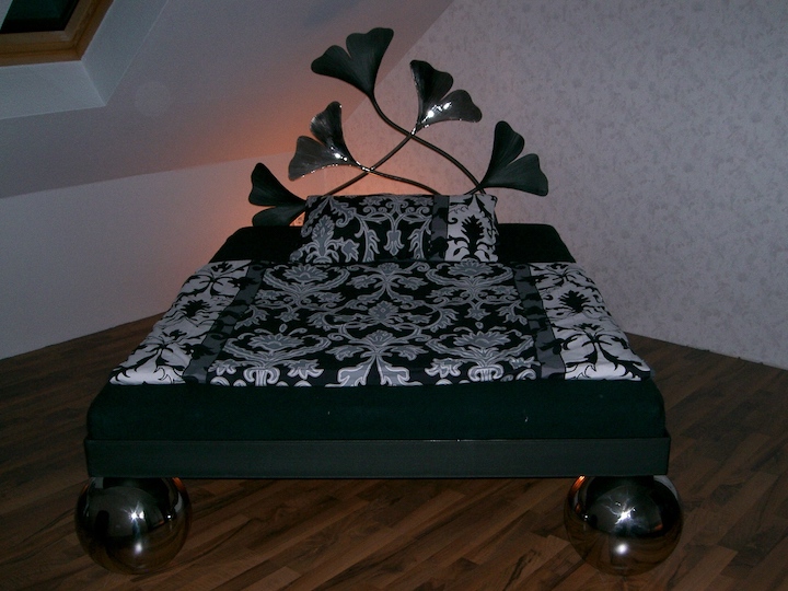 Bett künstlerisch gestaltet, außergewöhnliches design des Meisters der Schmiede