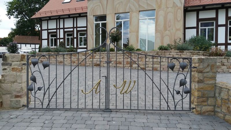 Einfahrt neu gebaut hochwertig mit Tor und Wappen, Initialen und Kunst am Bau Tor Einfahrt mit Initialen Wappen Kunstschmiede schönstes Tor edel hochwertig Qualität