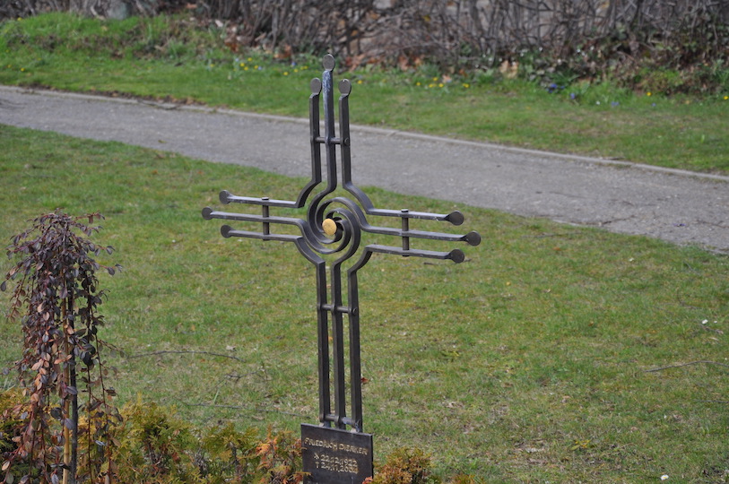 handgeschmiedetes Grabkreuz aus Bronze , mit Blattgold belegt