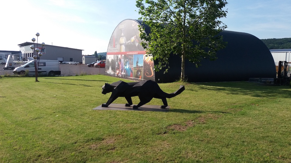 Tierplastik tierskulptur Gartenskulptur schleichender schwarzer Panther