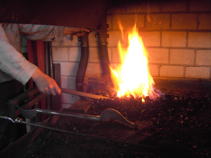 Handgriff des Kunstschmied NRW Hannover Hamburg im Feuer zum Schmieden