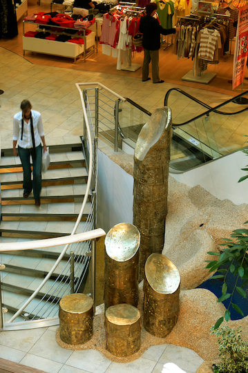 Treppe ECE Einkaufszentrum NRW mit Skulptur des Kunstschmied als Blickfang 