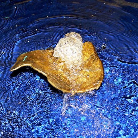 Wasser und Glanz mit Farbenspiel-Kunstwerk als Brunnen mit Wasserspiel im Innenbereich