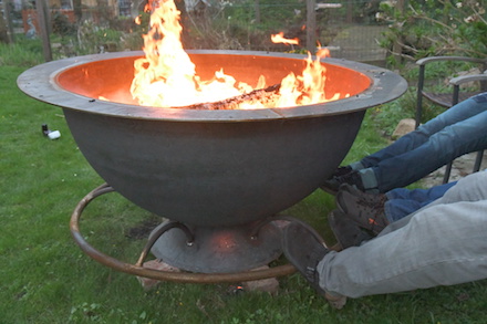 Feuerschale und Fußwärmer, Kunst aus Metall im Garten mit Funktion