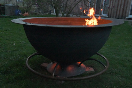Die Feuerschale aus der Kunstschmiede Niedersachsen mit wärmeabstrahlender Stahlwandung in 5 mm oder 8 mm und Fußwärmer